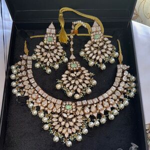 Elegant Gold and Green Jewelry Set
